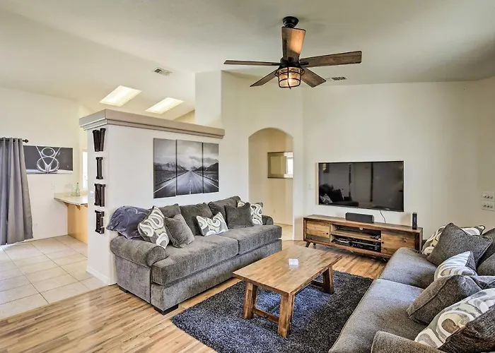 Elegant Havasu Getaway W/ Pool - 3 Mi To *