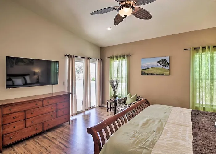 Elegant Havasu Getaway W/ Pool - 3 Mi To Holiday home Lake Havasu City