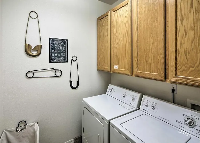 Elegant Havasu Getaway W/ Pool - 3 Mi To Holiday home