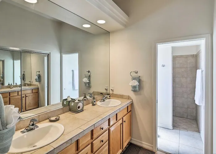 Holiday home Elegant Havasu Getaway W/ Pool - 3 Mi To Lake Havasu City