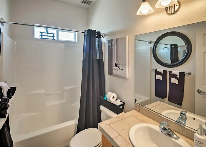 Elegant Havasu Getaway W/ Pool - 3 Mi To Holiday home